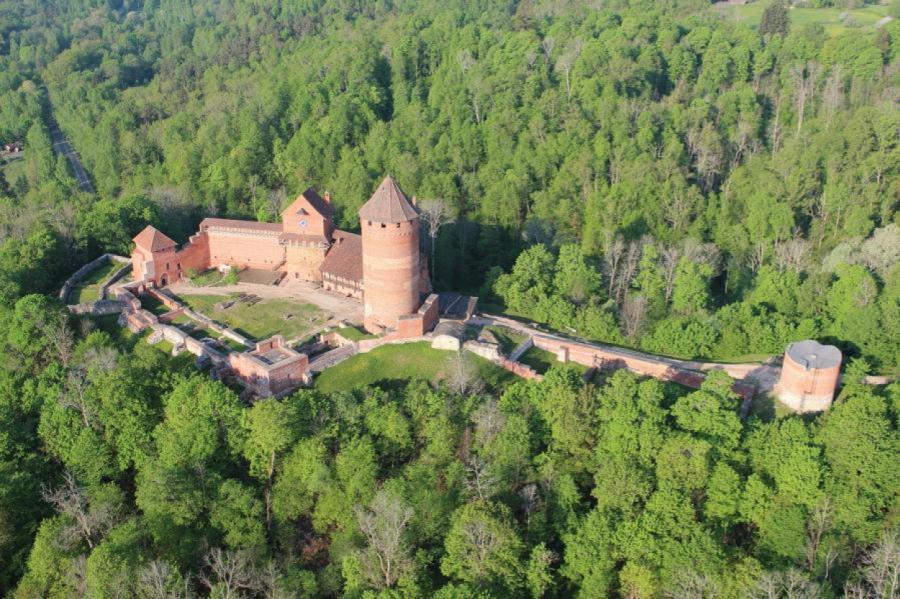 Likumā noteiks dažādu Latvijas aizsargājamo kultūras pieminekļu vērtību