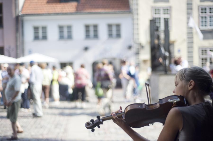 Sakarā ar piedzīvoto Bastejkalnā tiks izstrādāti regulējumi ielu muzikantiem