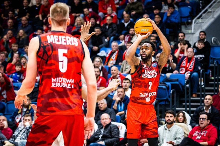 Meijeris iemet trīs metienus FIBA Čempionu līgas spēlē, bet Hapoel zaudē