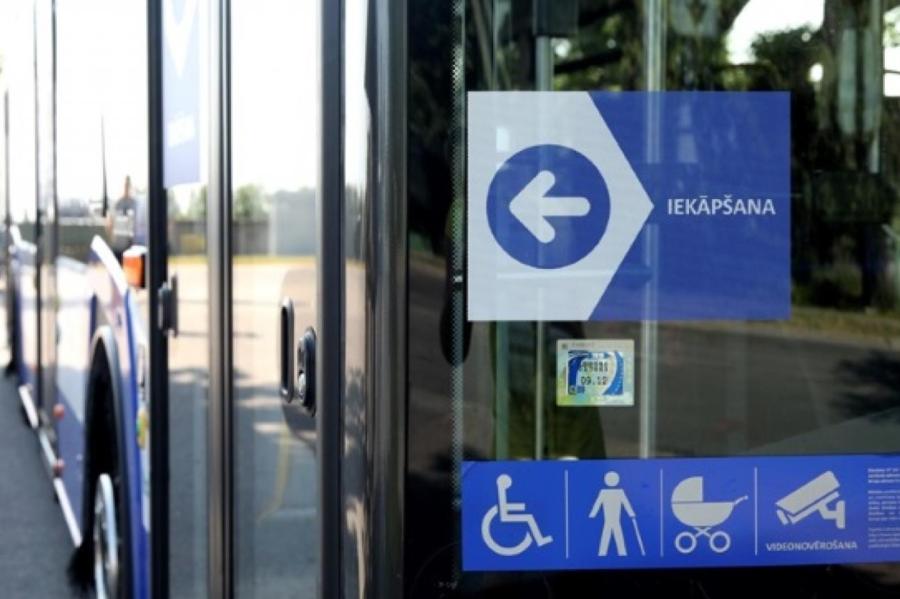 Iekāpšana tikai pa priekšējām durvīm! Vēl 11 maršrutos Rīgā - kuros?