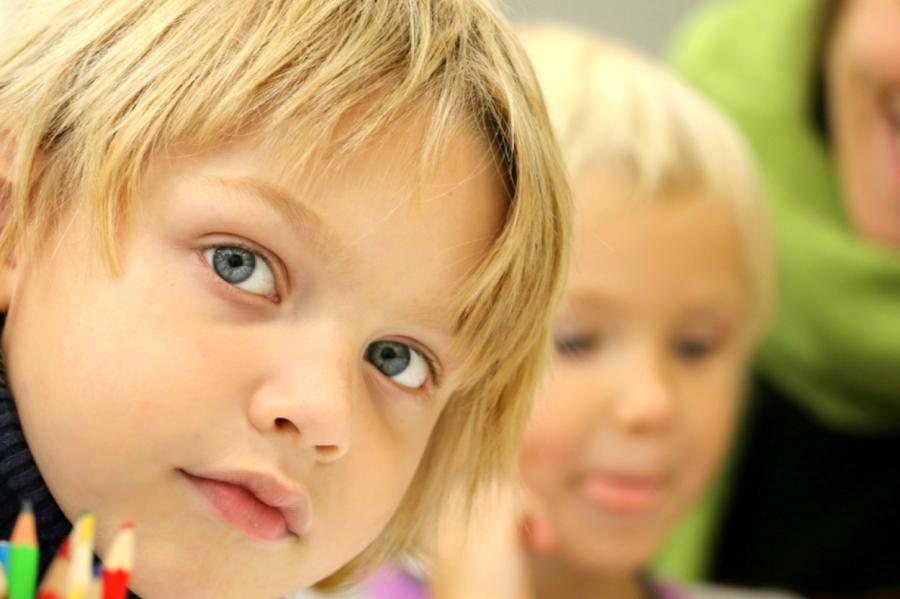 Pazūdot uz 20 dienām, ukraiņu bēgļu bērnus no skolas atskaitīs