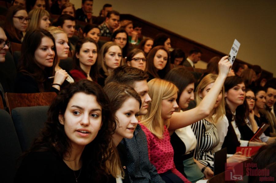 Studenti bažījas, ka pedagogu algu palielināšana radīs papildus finansiālo slogu