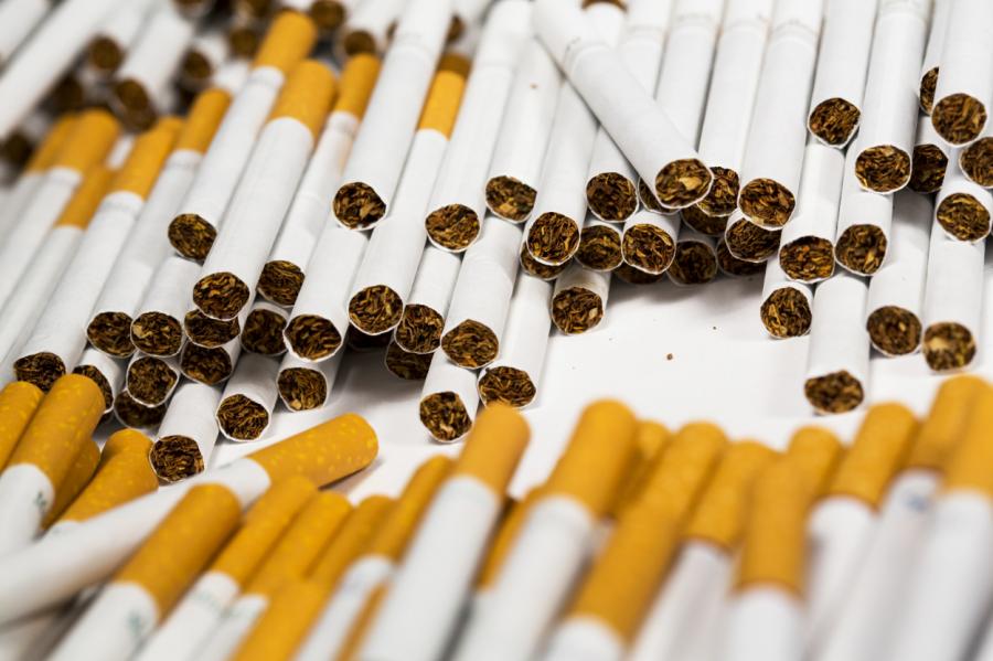 Ceļ cenas, plaukst kontrabanda. Kravas vilcienos atklāj 180 000 cigaretes