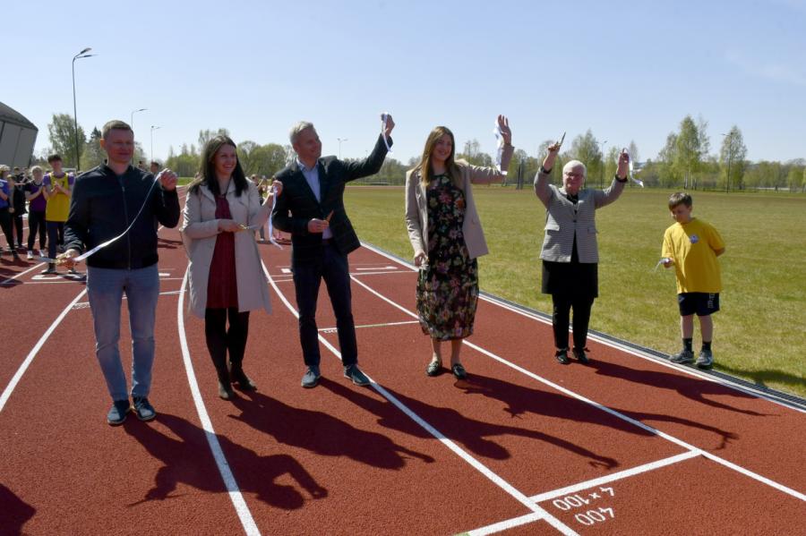 Kuldīgā atklāts atjaunotais Centra vidusskolas stadions (+FOTO)