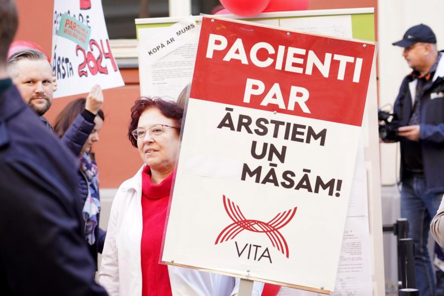 Mediķu protestā pie Saeimas pulcējušies vairāki simti dalībnieku (foto)