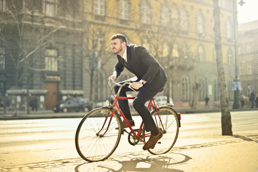 Gandrīz puse autovadītāju vasaras laikā mēdz pārsēsties uz velosipēdiem