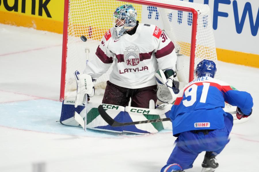 Latvijas hokeja izlase PČ otrajā mačā piekāpjas Slovākijai (VIDEO)