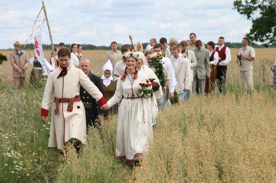 Atbalsta priekšlikumu ļaut dievturiem laulāt ar juridisku spēku