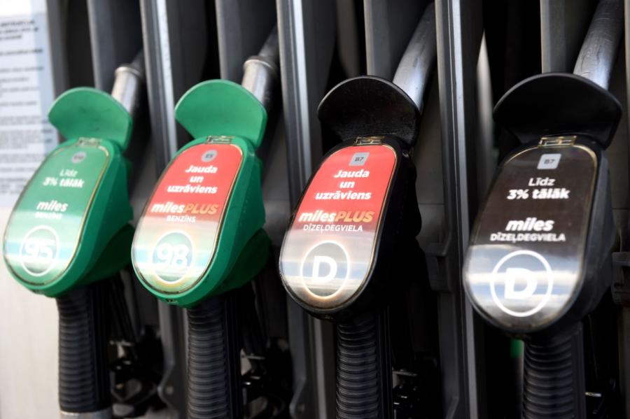 Latvijā pagājušā nedēļā sarukusi gan 95.markas benzīna, gan dīzeļdegvielas cena