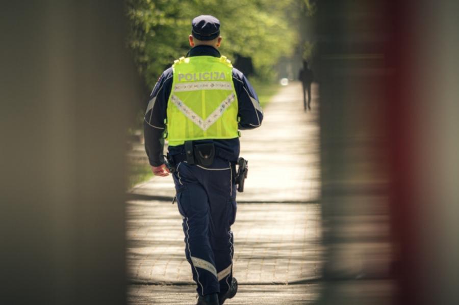 5 jauniešus apsūdz slepkavībā Purvciemā, vienai no aizdomās turamajām 15 gadi