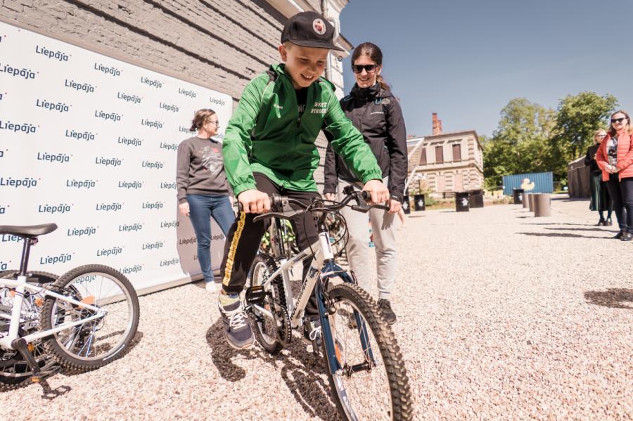 Ukraiņiem Liepājā uzdāvina velosipēdus - ko vēl?