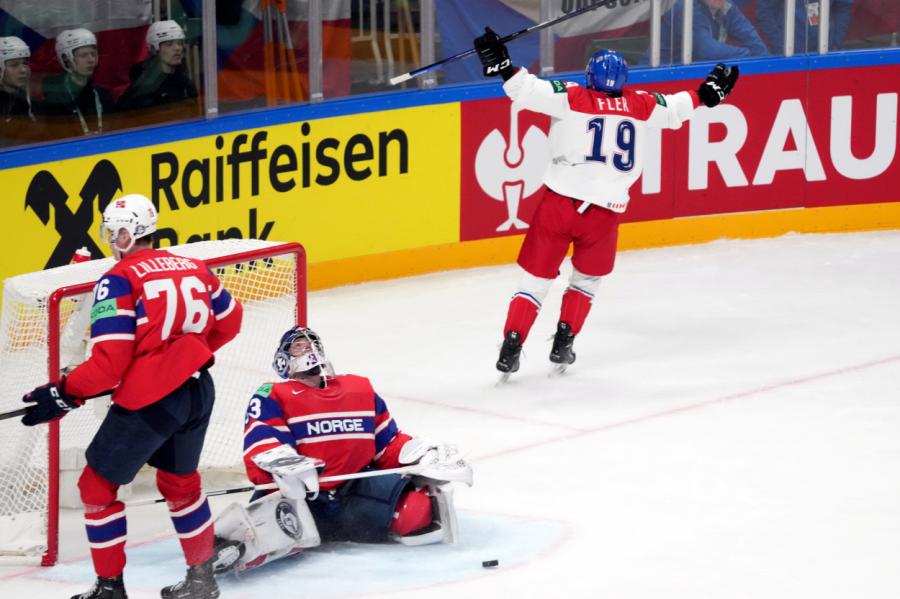 Čehijas un ASV hokejisti svin uzvaras pasaules čempionāta mačos un iekļūst play