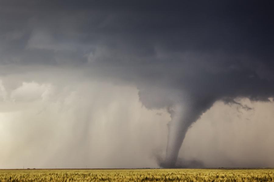 Rets un šaušalīgs novērojums - tornado veidošanās virs galvas (+VIDEO)