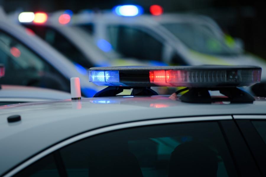 Rīgā zagļi bēgšanas laikā ietriekušies policijas auto