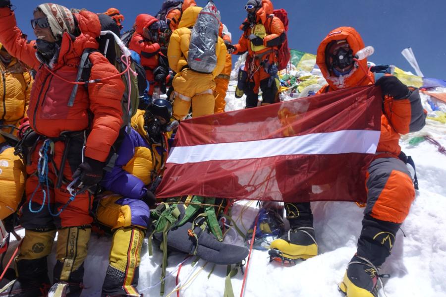 Lepojamies! Latvieši sasnieguši Everesta virsotni (+FOTO)