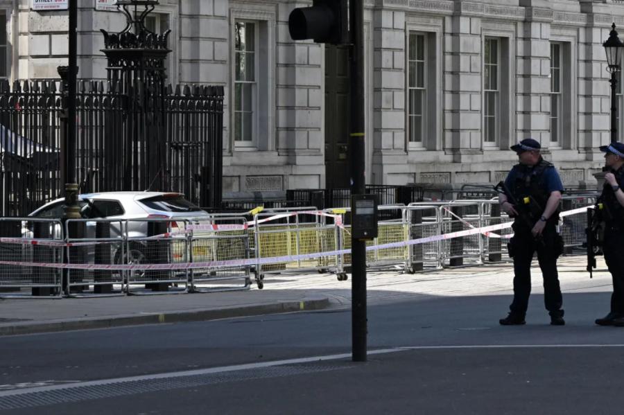 Vīrietis ar auto ietriecies Lielbritānijas premjerministra vārtos