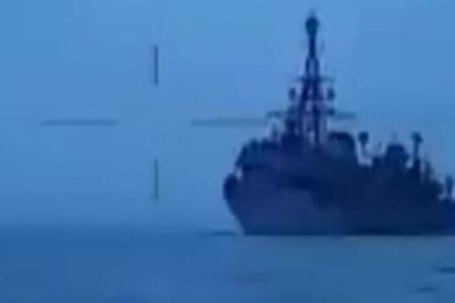 Noskaties! Ukrainas jūras droni nodarījuši bojājumus okupantu karakuģim