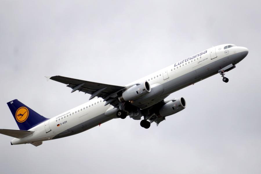 «Lufthansa» iegādāsies 41% Itālijas nacionālās aviokompānijas akciju