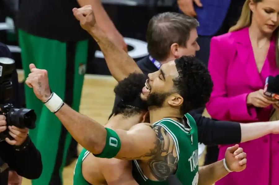 Celtics atspēlējas no bezdibeņa malas un tuvu vēsturiskam panākumam (+VIDEO)