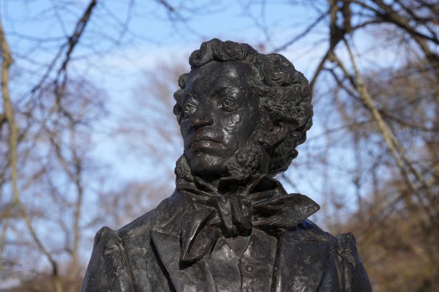 Rīgā pārvietota krievu dzejnieka Puškina skulptūra