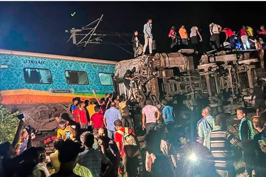 Sērīgs notikums Indijā. Vilcienu sadursmē miruši vismaz 50 cilvēki