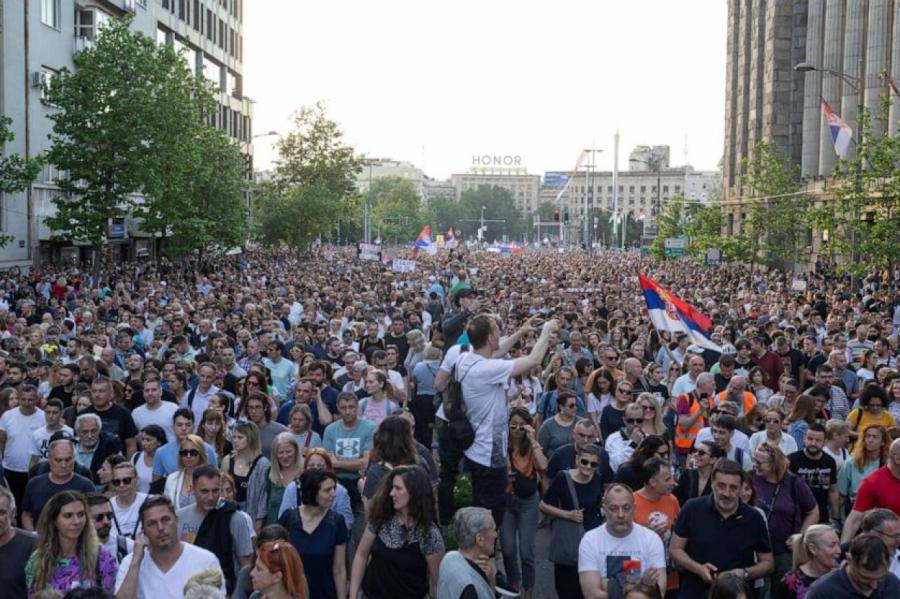 Desmitiem tūkstoši serbu protestē pret valdību (+VIDEO)