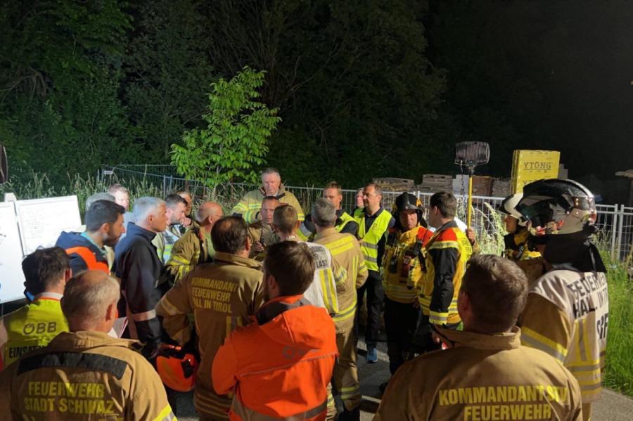 Austrijā evakuēts 151 pasažieris no vilciena, kas aizdedzies tunelī