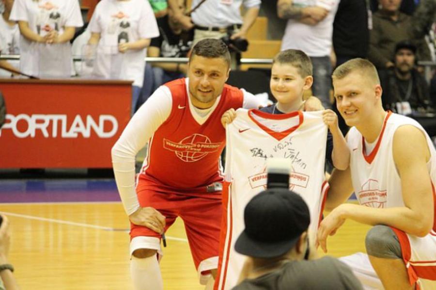 Liepājā norisinās Porziņģa un Verpakovska labdarības basketbola spēle