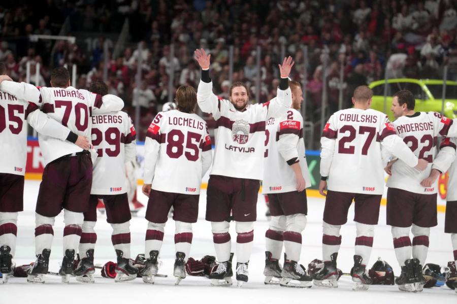Latvijas izlases hokejistiem tiks pasniegtas Dziesmu un deju svētku biļetes