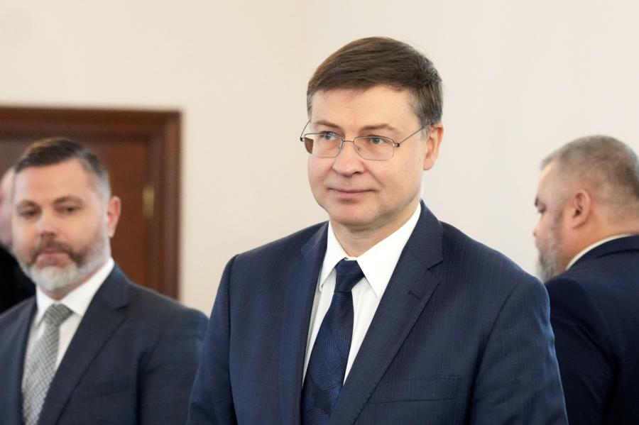 Dombrovskis izcēlis kā piesaistīt privāto kapitālu Ukrainas atjaunošanai