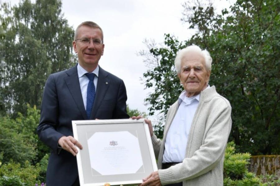 Jānim Kubilim 100! Rinkēvičs pasniedzis Cildinājuma rakstu ilggadējam aktierim