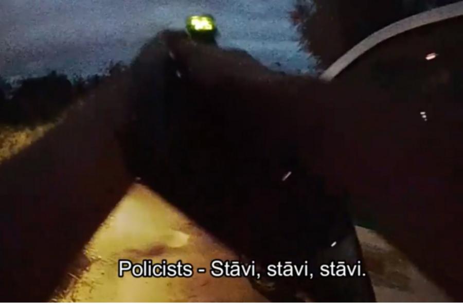 VIDEO. Tāds muļķis! Paskat, kā policisti noķer dzērājšoferi bez tiesībām!