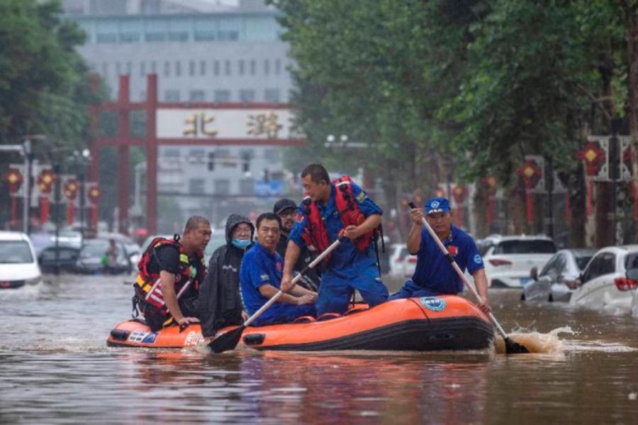 Pekinā reģistrēti 140 gados spēcīgākie nokrišņi; evakuēti 850 000 cilvēki
