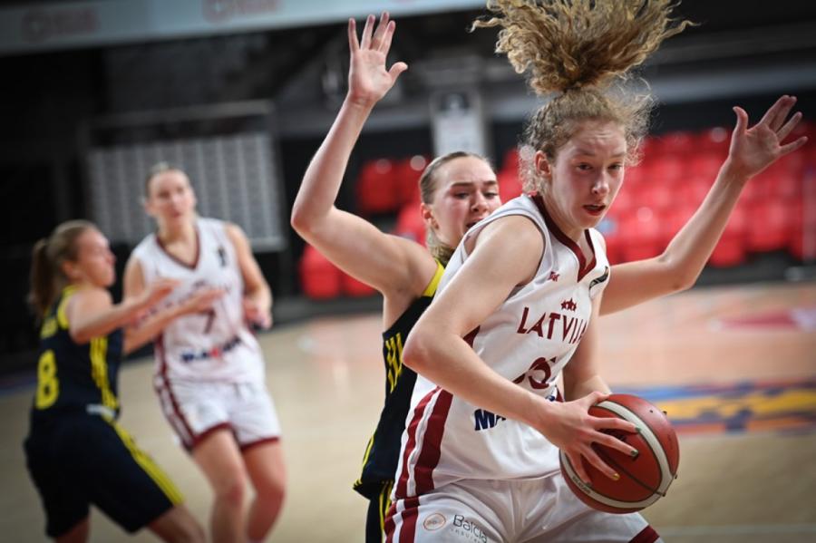 Latvijas U-20 basketbolistes cīnās par vietu Eiropas čempionāta pusfinālā