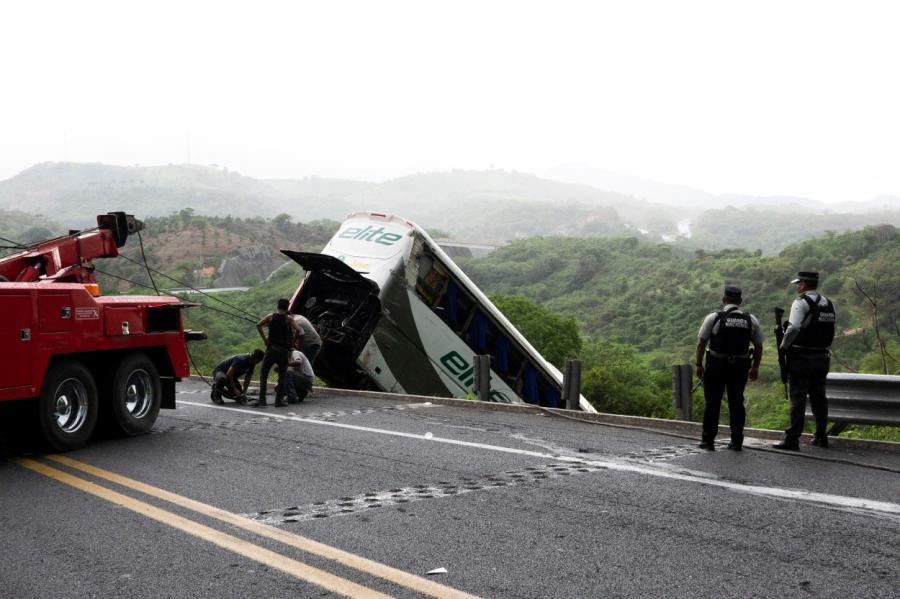 Traģēdija notikusi Meksikā: 18 cilvēki gājuši bojā, aizā iegāžoties autobusam