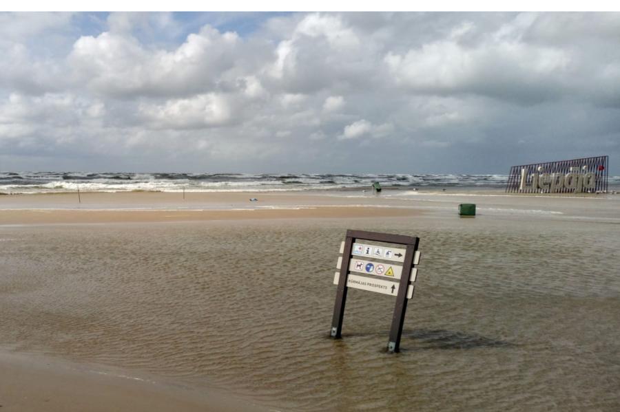 FOTO. Vētra Liepājas pludmalē: 4 metrīgi viļņi un slēgtas kafejnīcas
