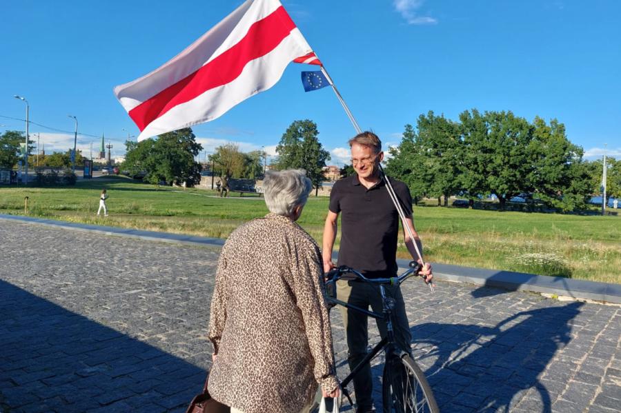 Rīgā 70 cilvēki gājienā atzīmē gadadienu kopš viltotajām Baltkrievijas vēlēšanām