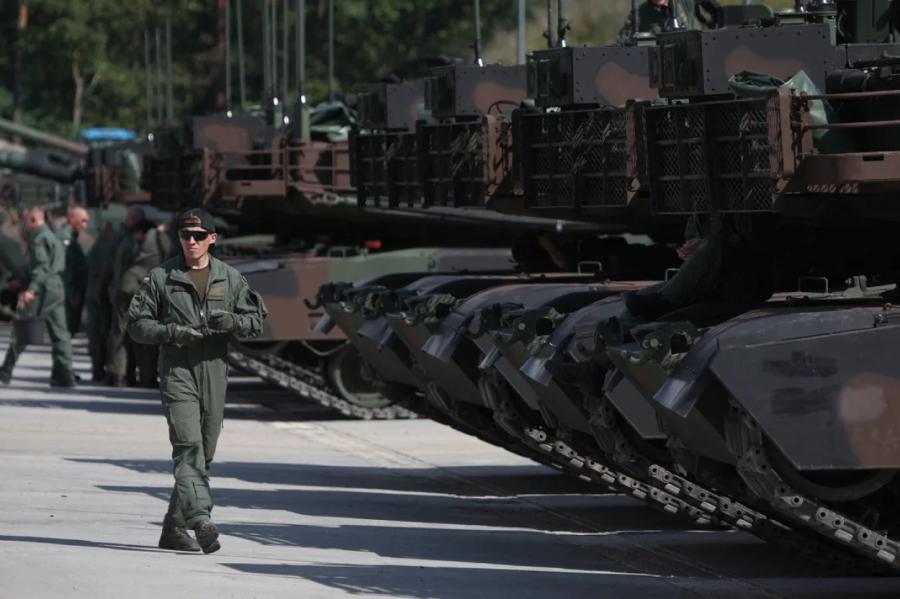 Polijā notiek valsts pamatīgākā militārā parāde pēdējos gadu desmitos (+VIDEO)