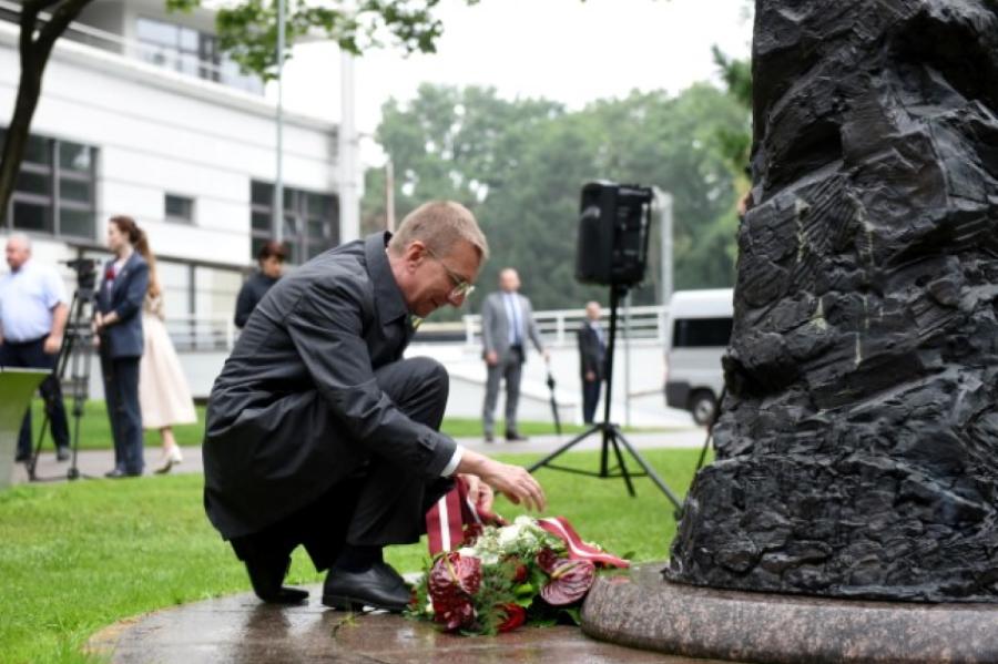 FOTO. Rinkēvičs noliek ziedus pie ukraiņu dzejnieka Ševčenko pieminekļa