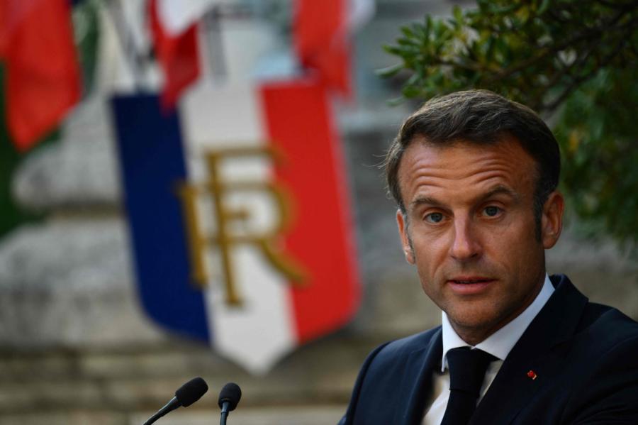 Makrons allaž dusmīgajiem frančiem sola būtiskas reformas trīs jomās