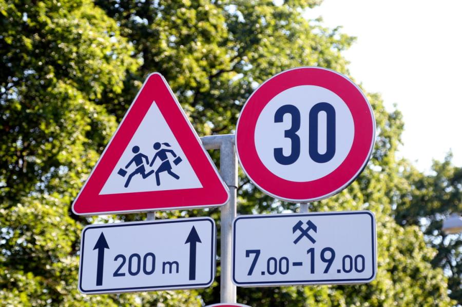 Rīgā aicina autovadītājus būt īpaši uzmanīgiem mācību iestāžu tuvumā