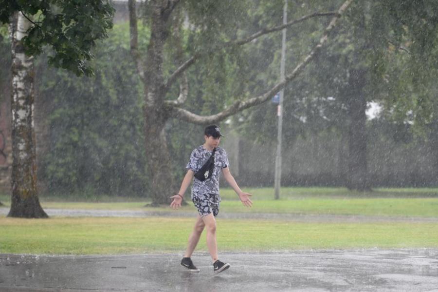 Pēcpusdienā un vakarā gaidāmas lietusgāzes, vietām - pērkona negaiss