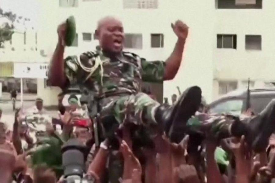 Gabonas pučisti ieceļ pagaidu prezidentu
