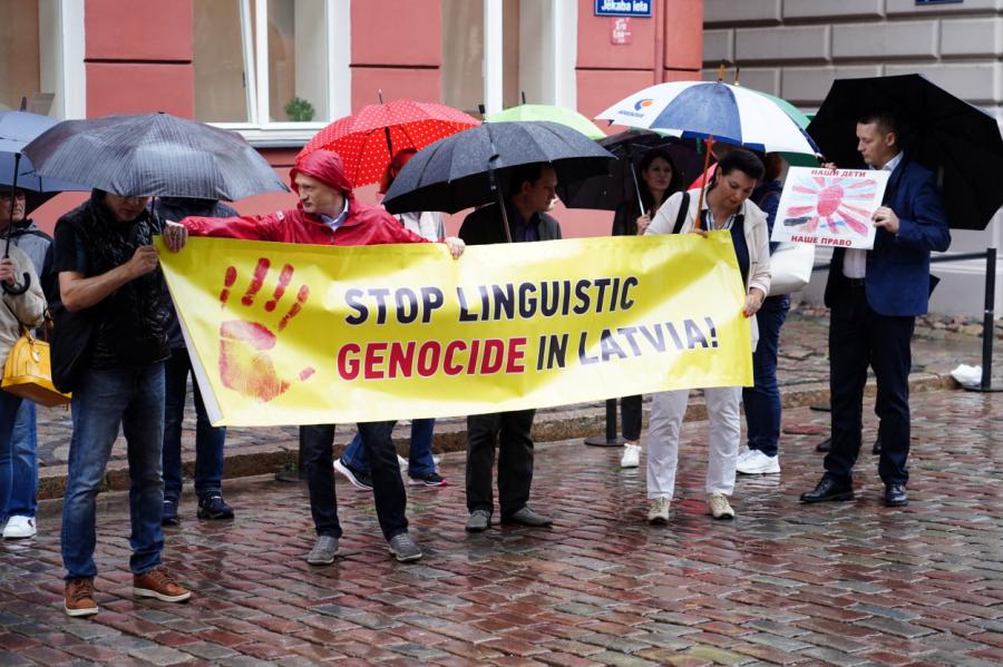 Pārdesmit cilvēki pie Saeimas protestē pret pāreju tikai latviešu valodā