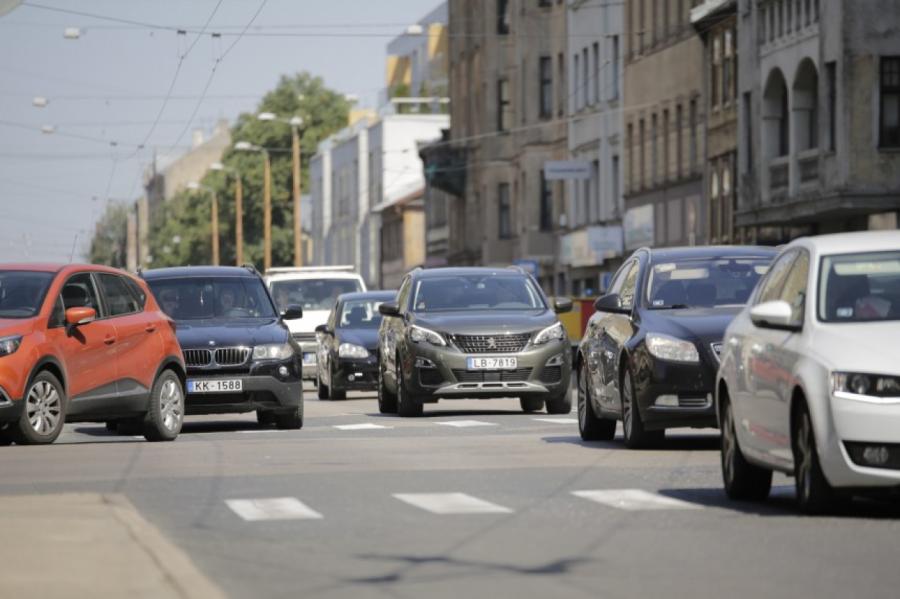 Vadītājus visvairāk uz ceļa kaitina pagrieziena signālus nerādošie braucēji