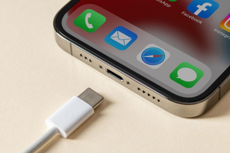 Teju apvērsums! Apple prezentē iPhone 15 ar USB-C pieslēgvietu (+VIDEO)