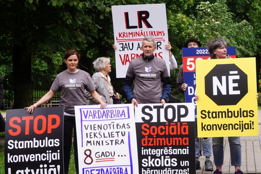 Pie Saeimas notiek pikets pret Stambulas konvencijas ratificēšanu