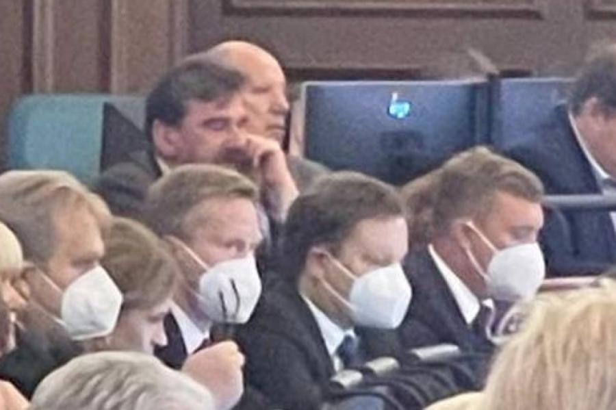Covid šova atgriešanās? Saeimas deputāti šīrīta plenārsēdi aizvada sejas maskās