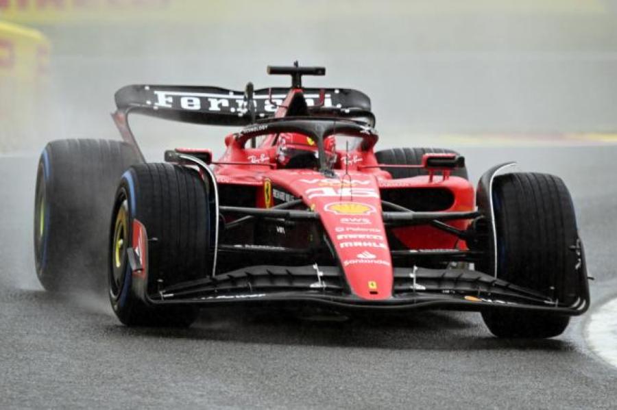 Leklērs un Sainss ātrākie pirmajos divos Singapūras Grand Prix treniņbraucienos
