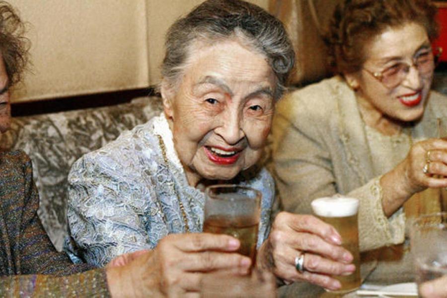 Japānā simtgadnieku skaits pirmo reizi pārsniedzis 92 000
